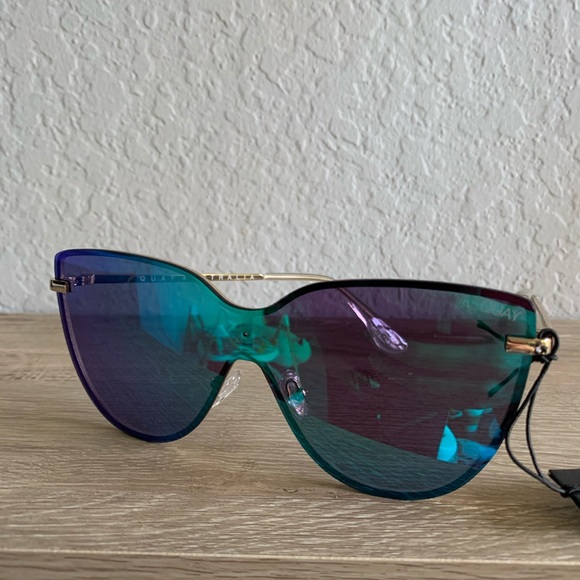 Quay Daydream Sunglasses - Picture 4 of 7